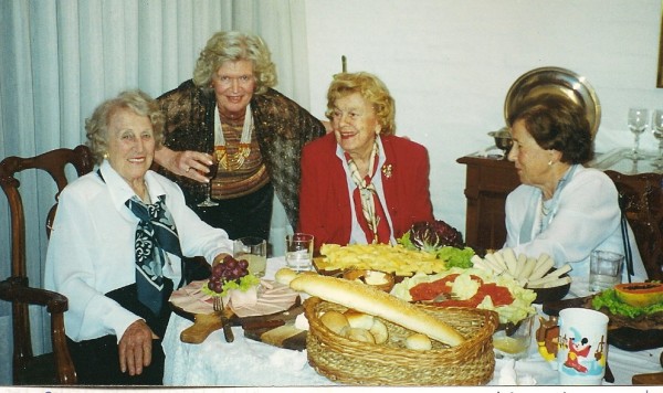 Pichona (primera izquierda) con Susana Hughes Supervielle, Mercedes Casaravilla de Supervielle y Lina Hughes Mañé (a la derecha)